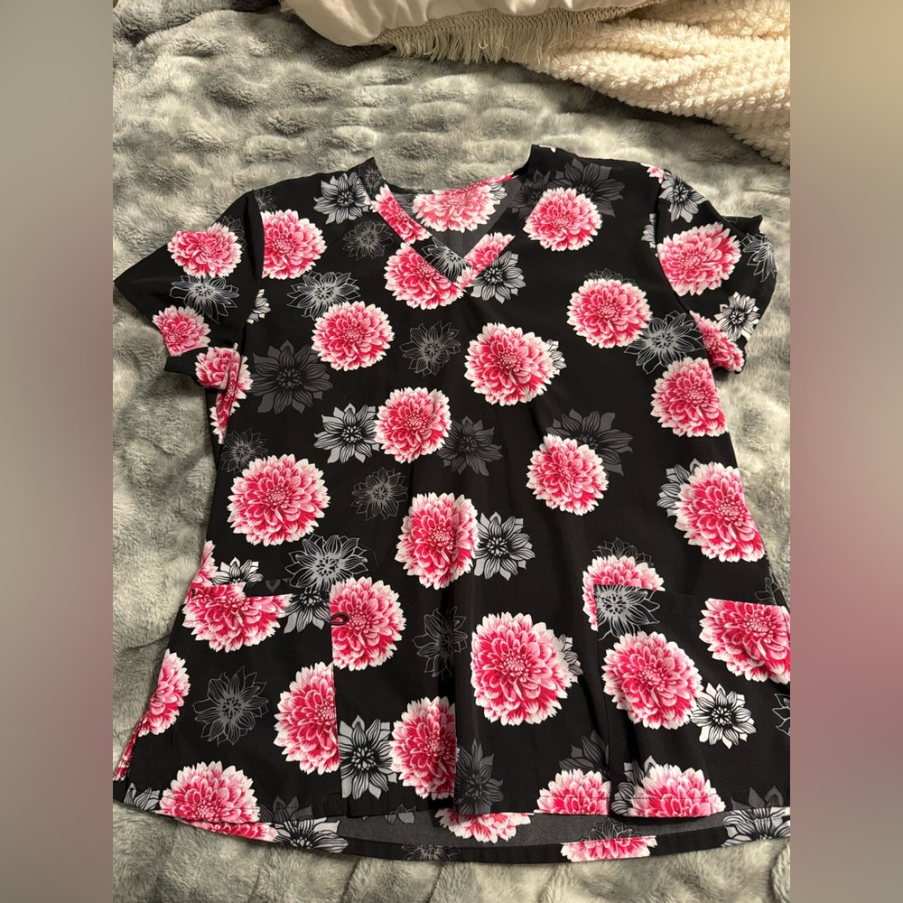 Women’s XL Floral Design Scrub Top